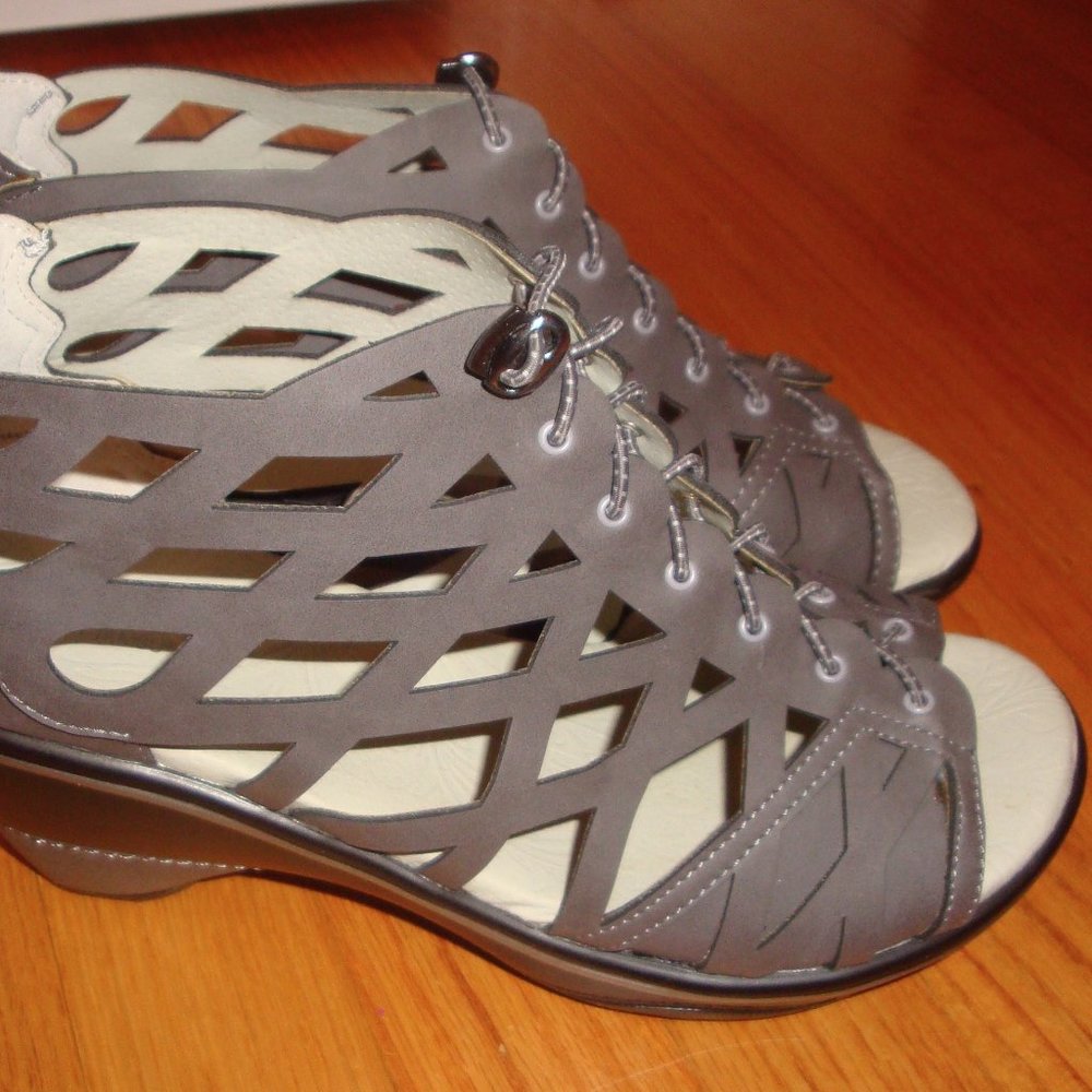 JBU by Jambu sandals/ grey/ size 8M